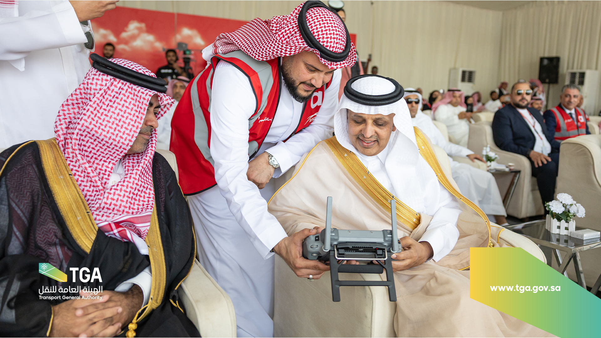 "نائب وزير النقل" يرعى تنفيذ تجربة توصيل الطرود عبر الطائرات بدون طيار